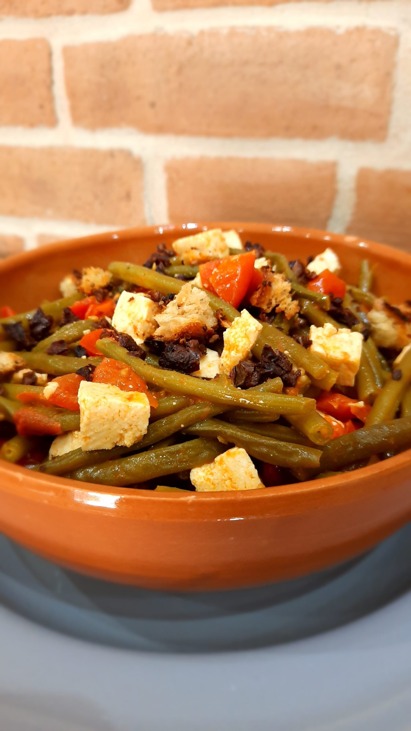 Zuppa di tofu e fagiolini con olive nere disidratate