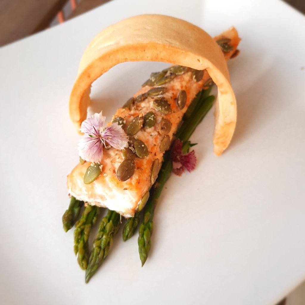 Filetto di salmone con semi di zucca ed asparagi, e frolla salata