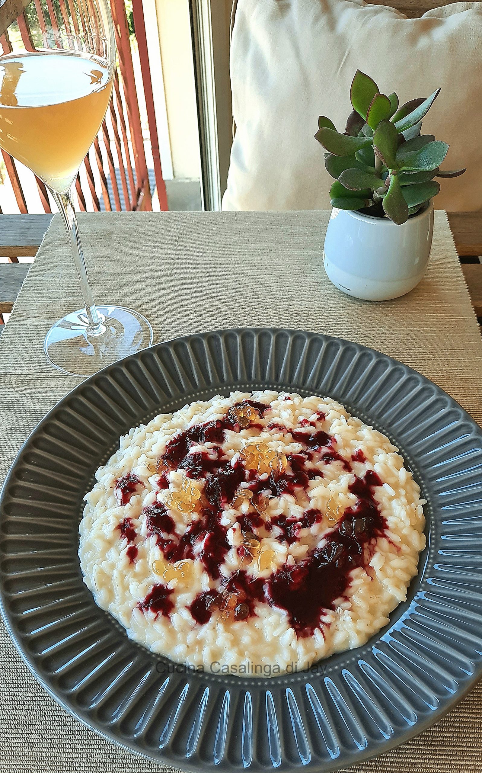 Risotto al taleggio con riduzione di more e perle d'acacia