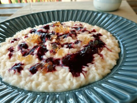 primo piatto di riso Carnaroli mantecato al taleggio, con note acidule di riduzione di more e caviale di miele