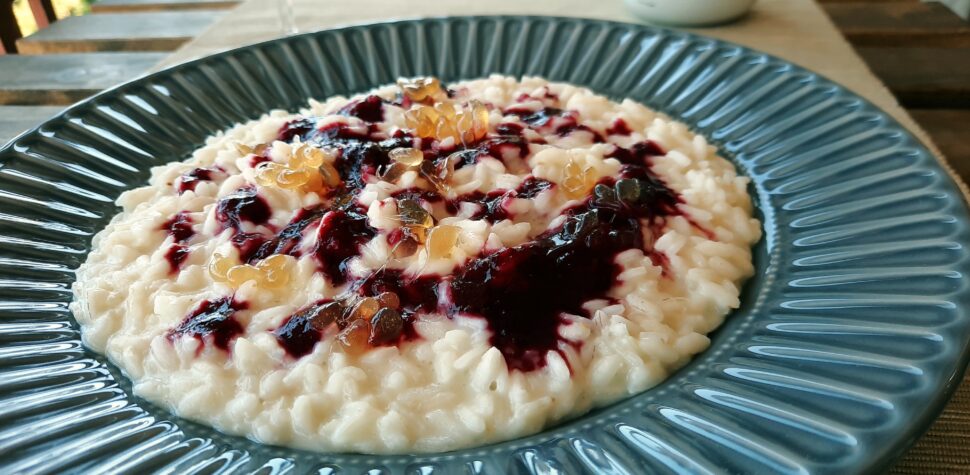 primo piatto di riso Carnaroli mantecato al taleggio, con note acidule di riduzione di more e caviale di miele