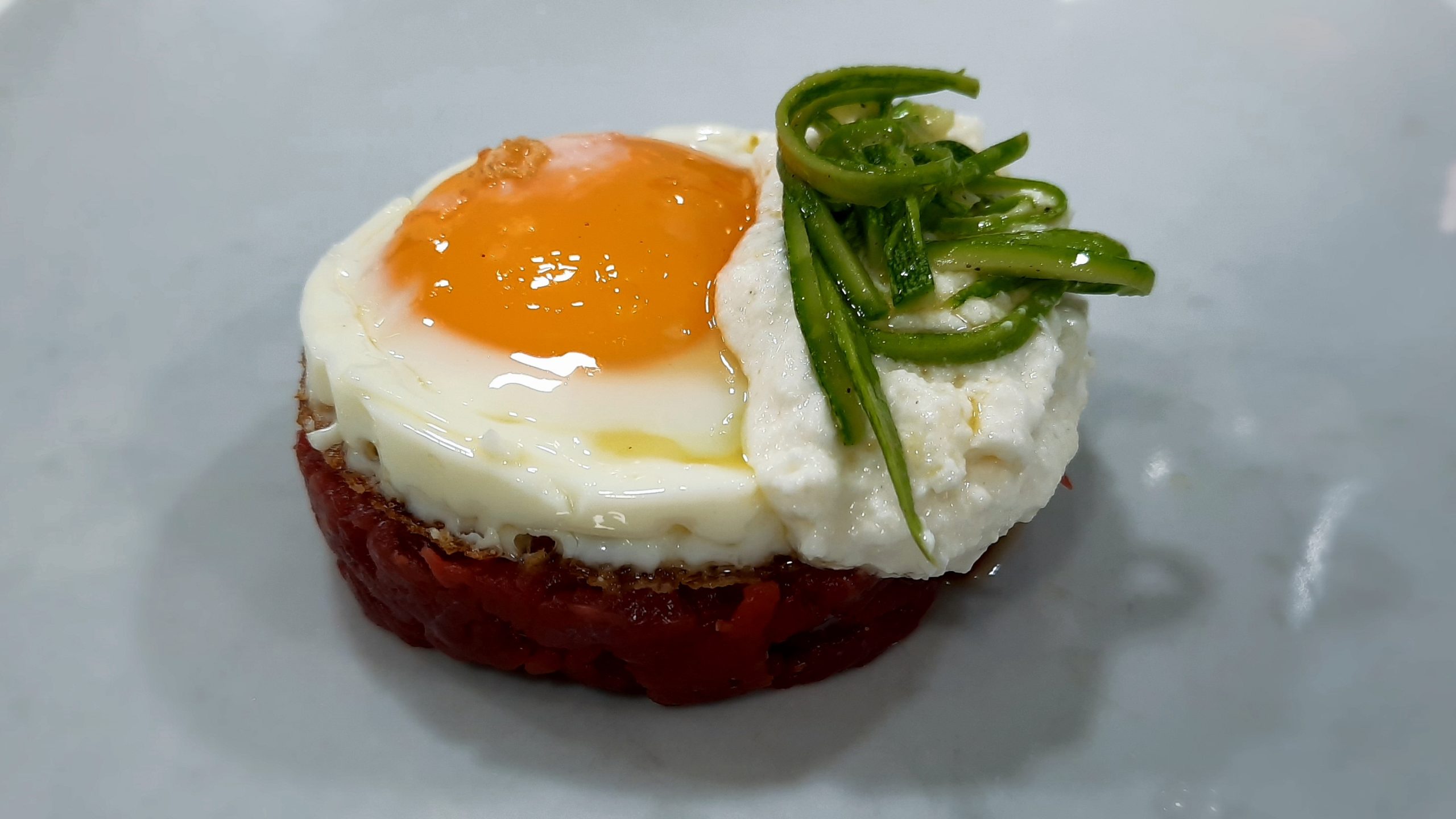 Tartare di manzo con uovo e stracciata di bufala