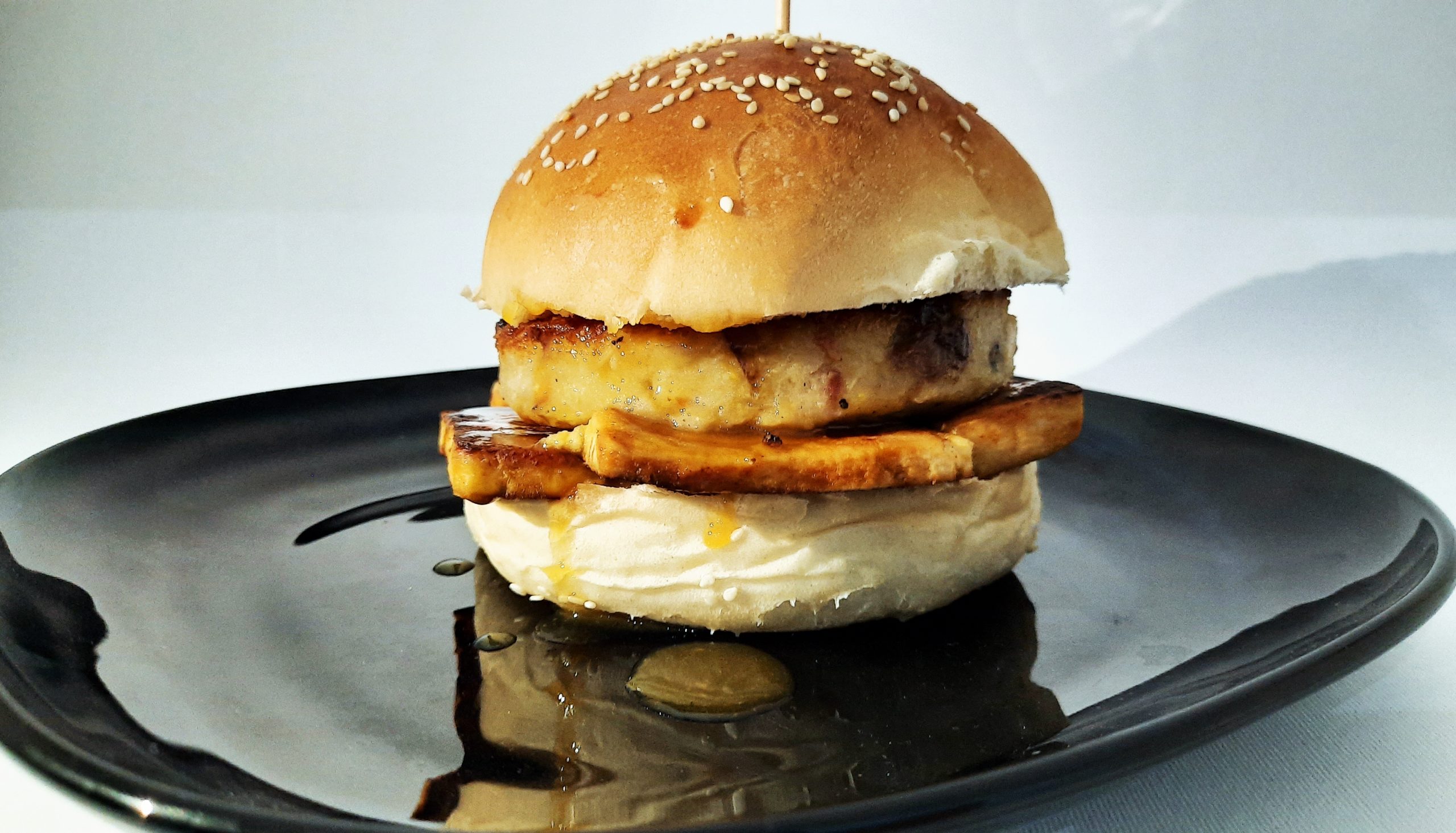 Vegan burger di cavolfiore, funghi e mandorle