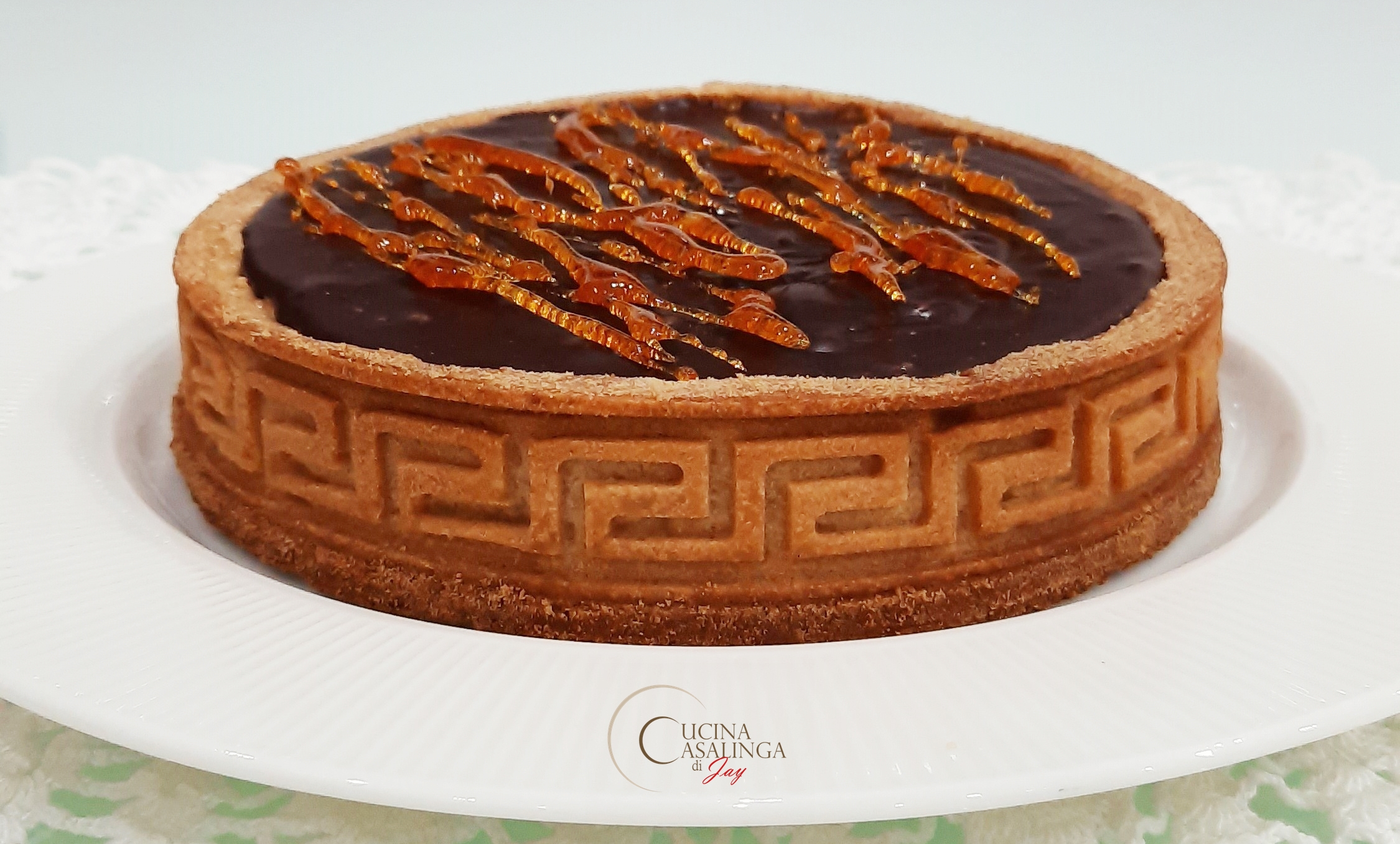 Crostata moderna con caramello mou salato e ganache al cioccolato fondente