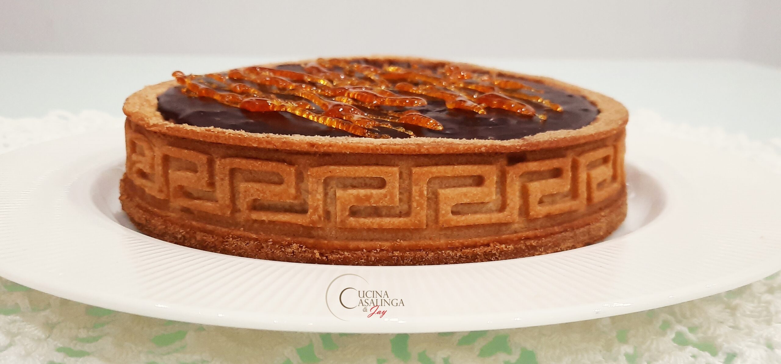 Crostata moderna con caramello mou salato e ganache al cioccolato fondente