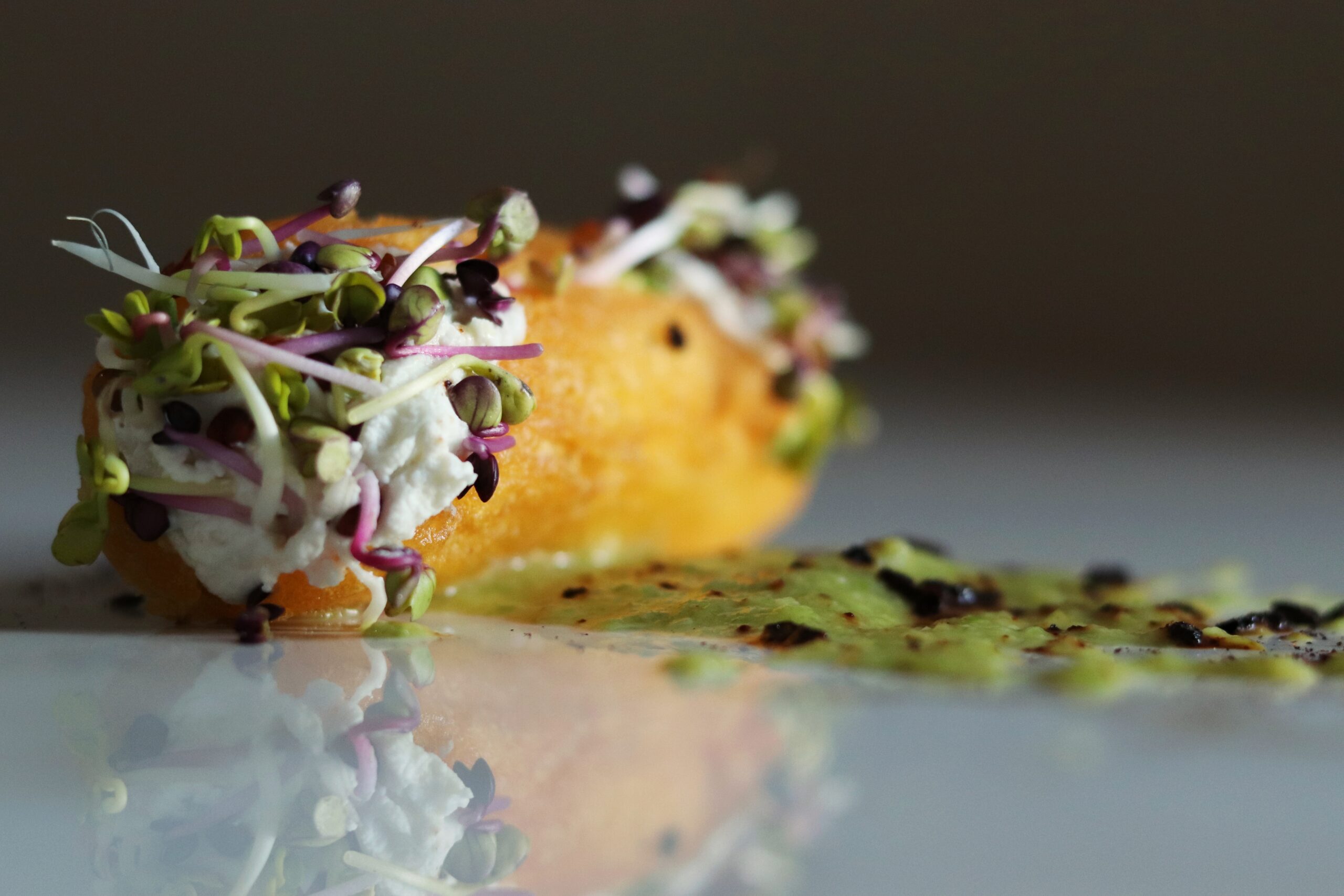 Cannoli di polenta con ricotta di bufala, salsa di lattuga e polvere di cipolla rossa