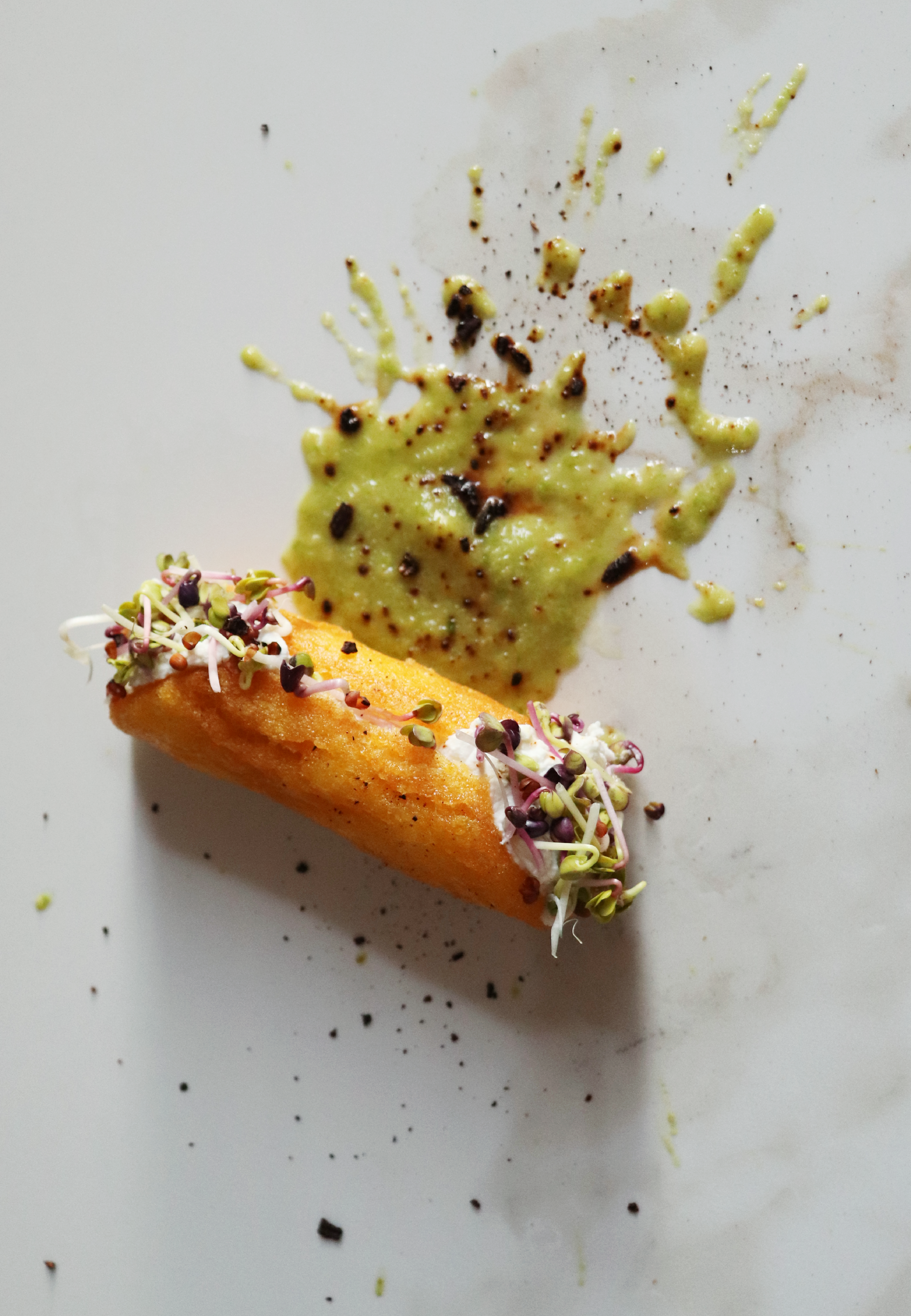 Cannoli di polenta con ricotta di bufala, salsa di lattuga e polvere di cipolla rossa