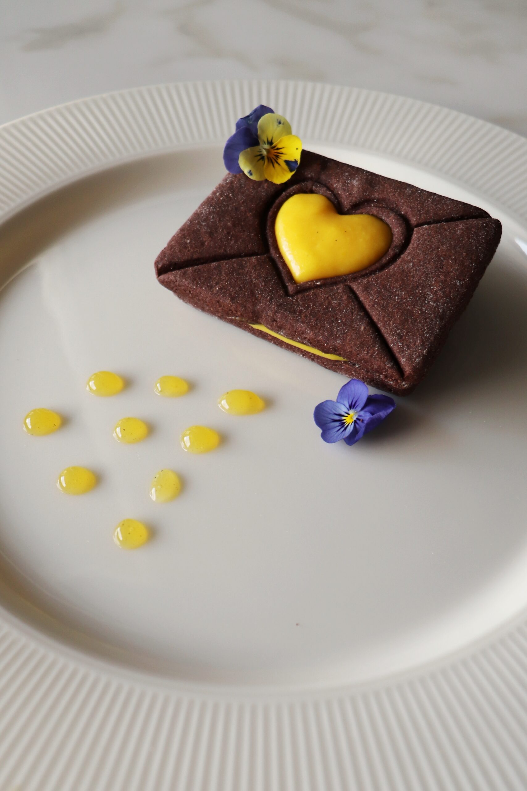 Menù di San Valentino - Biscotto al cacao con crema allo zafferano e riduzione di arancia