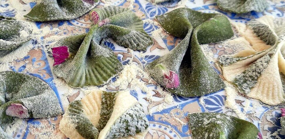 farfalle di pasta fresca senza uova con all’interno fiori edibili