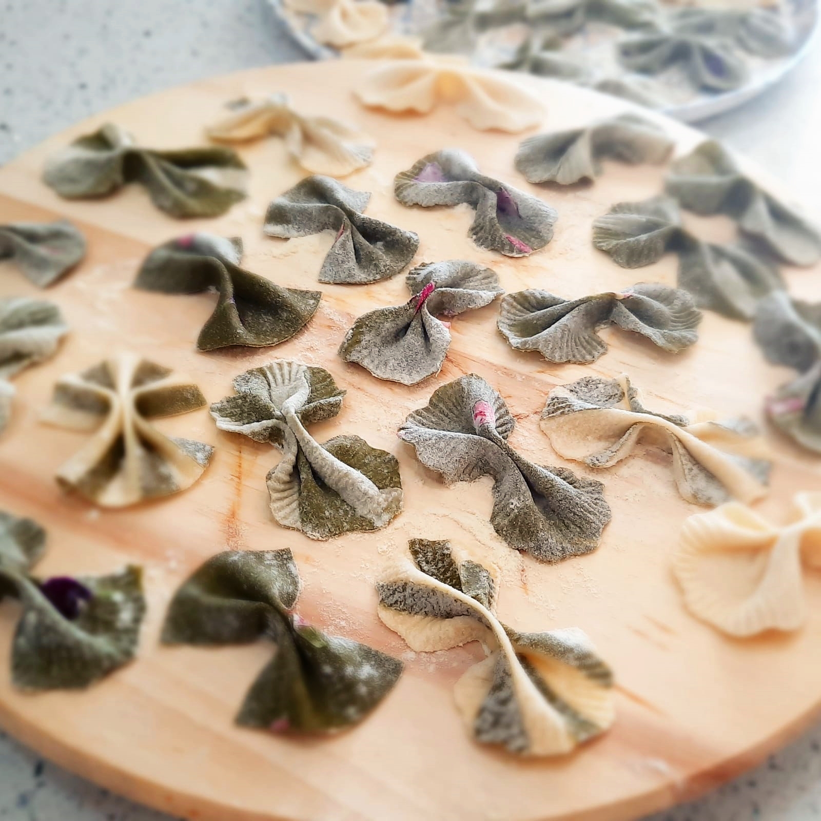 FARFALLE COLORATE DI PASTA FRESCA CON FIORI EDIBILI 