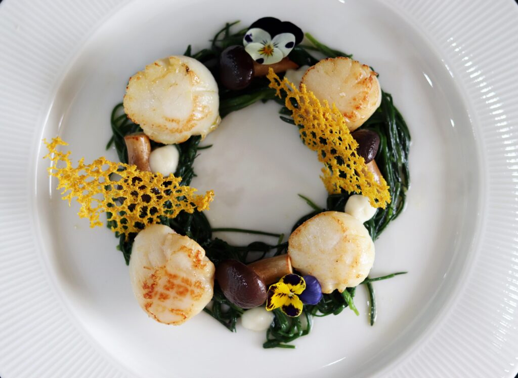 Cappesante con agretti, funghi e salsa di mela annurca