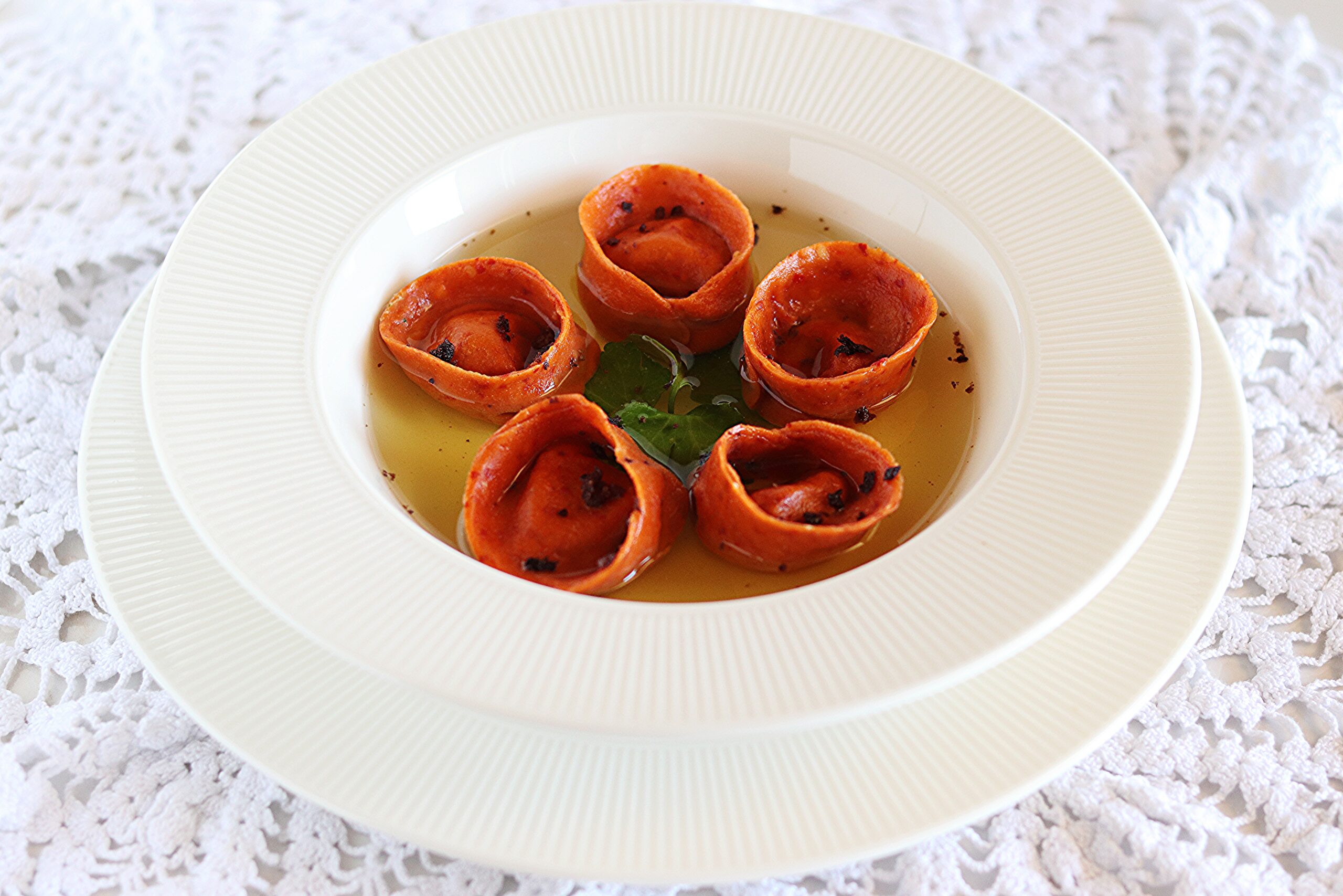 Tortelli di peperone crusco con ceci e brodo allo zafferano