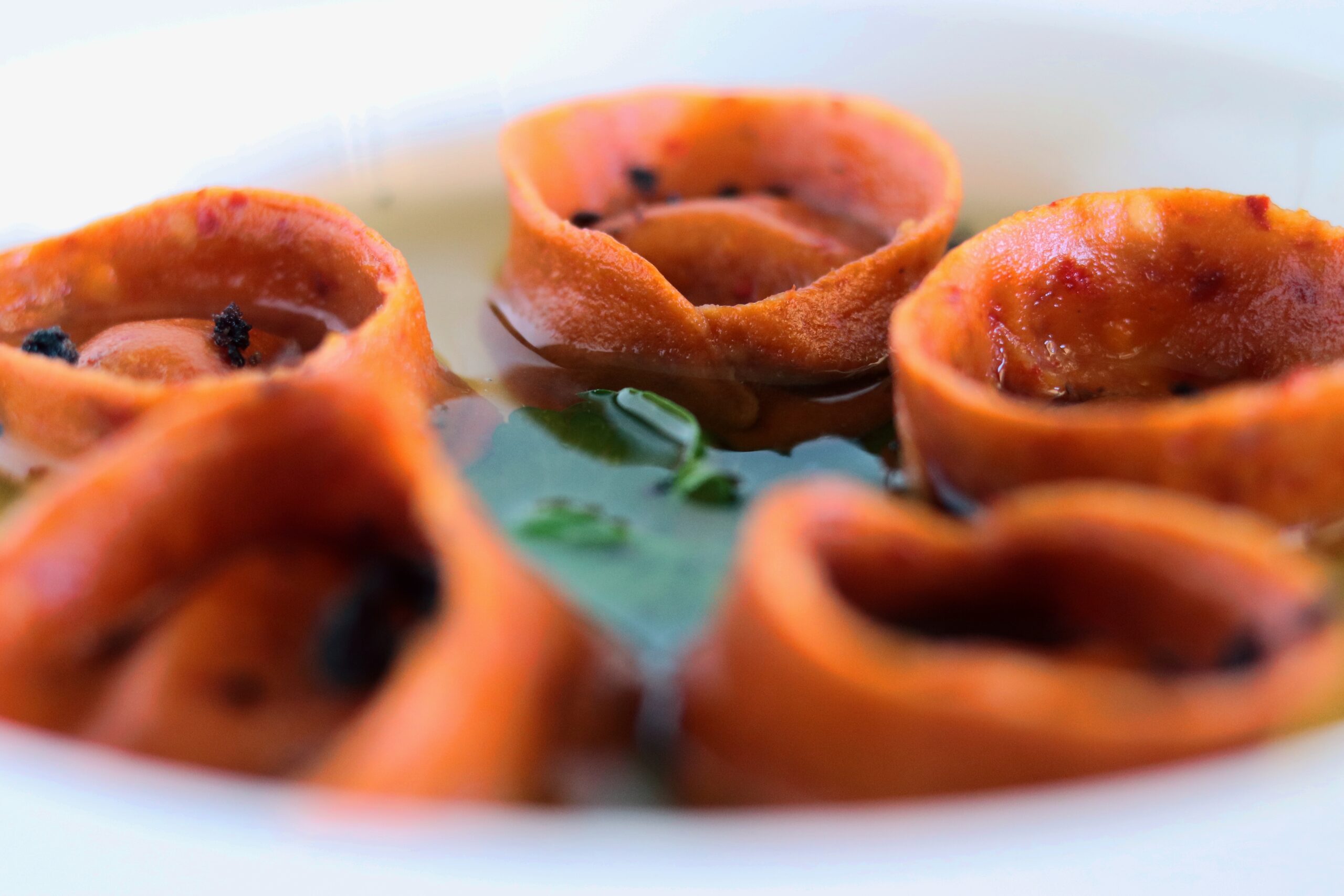 Tortelli di peperone crusco con ceci e brodo allo zafferano