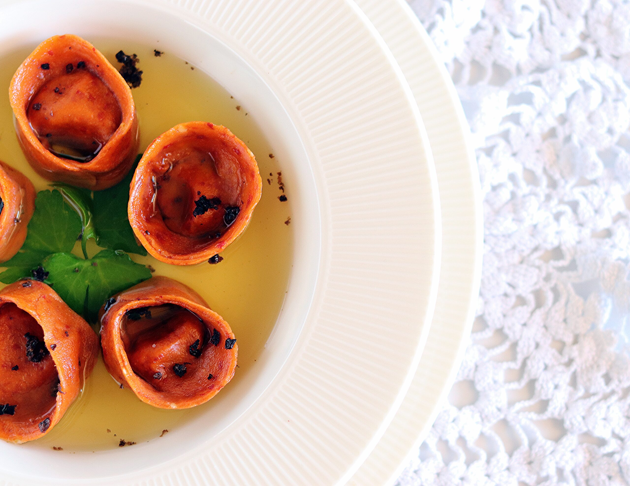 Tortelli di peperone crusco con ceci e brodo allo zafferano