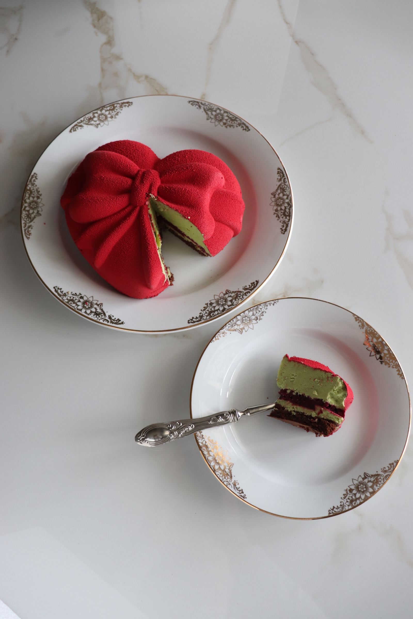 Semifreddo all'avocado con gelèe al melograno e biscuit al cacao