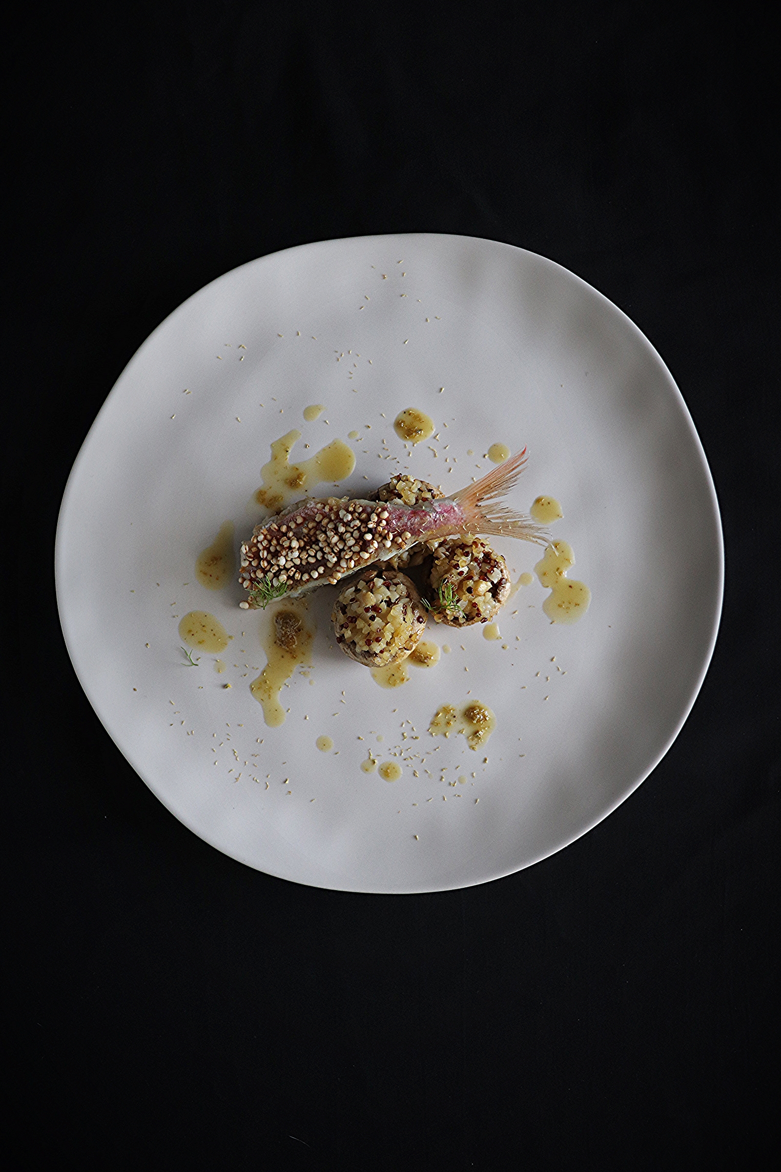 Triglia con funghi ripieni di quinoa e bulgur e salsa alla camomilla