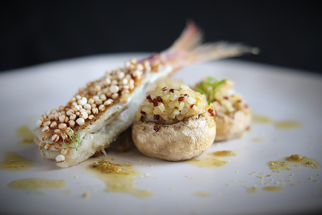 Triglia con funghi ripieni di quinoa e bulgur e salsa alla camomilla