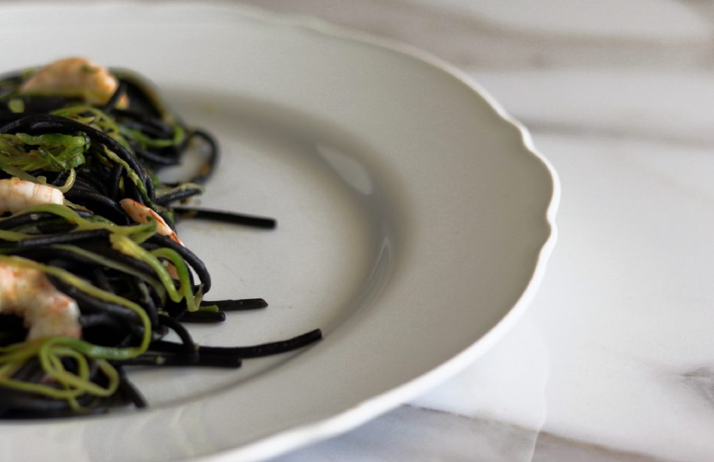 Spaghetti al nero di seppia con zucchine e gamberetti