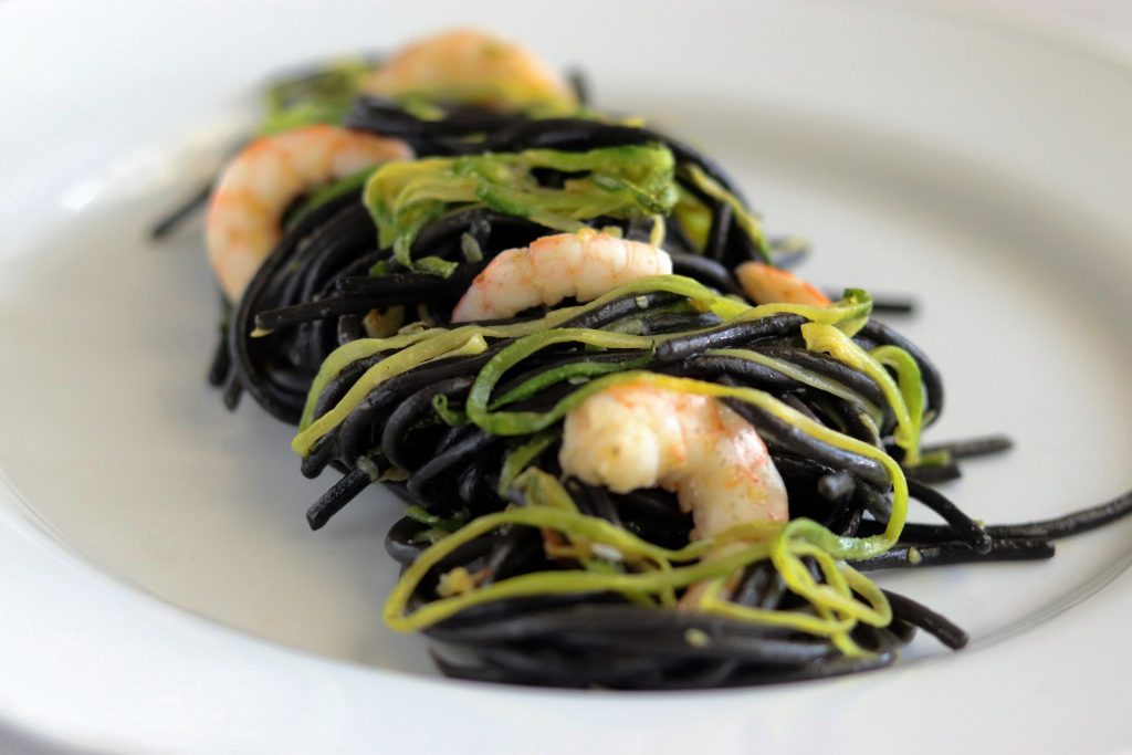 Spaghetti al nero di seppia con zucchine e gamberetti